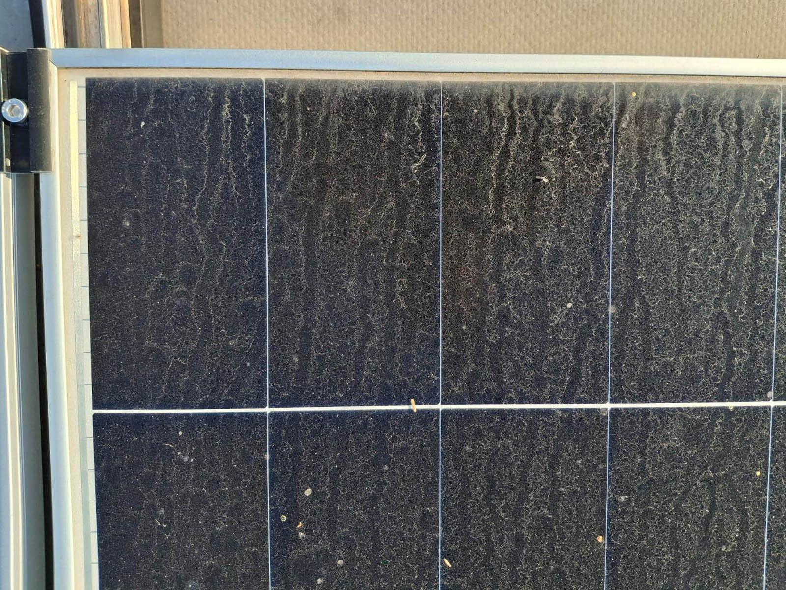Fotovoltaické panely — před čištěním